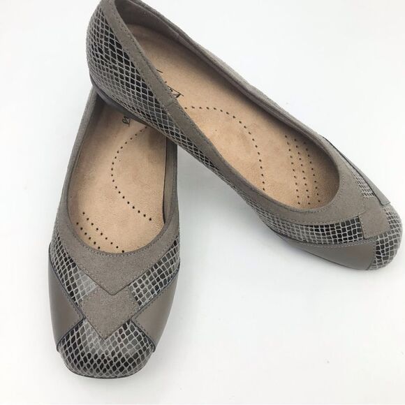 Trotters SHARP Brown Leather Faux Reptile Design Cushioned Slip On Ballet Flat - Picture 3 of 16